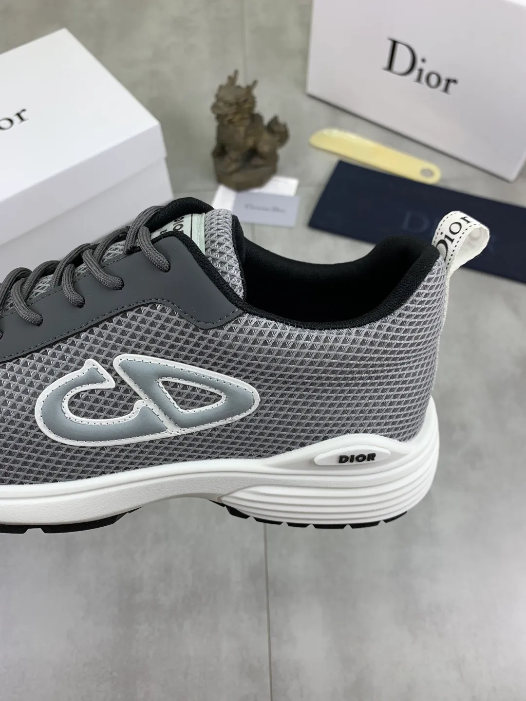 Men's Men's Shoes 💰P420 New Dior Chrono Fly Knit Shoes 2025 New B30 Series, in white and black fly knit series. Both sides are decorated with computer-printed CD logo, star patch on the tongue and Dior logo on the heel. Many details highlight the style. The interior is matched with the original color matching mesh, and the interior of the body is supported by low-temperature shaping sheets, and is filled with light feather cotton to keep the interior full and soft against the feet. The exclusive open-molded outsole adopts a one-piece molding process, so there is no need to worry about problems such as the opening and falling of sole decorative accessories. It is light and comfortable to wear, yet strong and wear-resistant. The two-color shoelaces are accessorized with exquisite metal five-pointed star pendants, creating a high-end, trendy and casual look at all times. Color: white black gray blue code number: 38-44